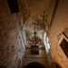 La chiesa, tra tanta decadenza, conserva eleganti lampadari...